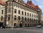 Seitenansicht Justizzentrum am Wall (Altbau) mit der Straße Ostertortorstraße im Vordergrund, Links Eingang Buchtstraße