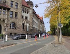 Seitenansicht Justizzentrum am Wall (Altbau) mit der Straße Am Wall im Vordergrund, Blickrichtung nach Norden