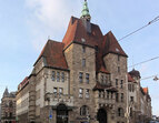 Frontansicht Justizzentrum am Wall (Altbau) mit der Straße Am Wall im Vordergrund, Blickrichtung Westen 
˜ Bildnachweis: Jürgen Howaldt