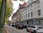 Seitenansicht Justizzentrum am Wall (Altbau) mit der Straße Am Wall im Vordergrund, Blickrichtung nach Süden