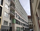 Rückansicht Justizzentrum am Wall (Neubau) mit der Straße Ostertorwallstraße  im Vordergrund, Blickrichtung nach Süd-Ost, im Hintergrund ist das Justizzentrum am Wall (Altbau) zu sehen.