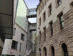 Übergang im Justizzentrum am Wall zwischen Altbau (recht) und Neubau (links), Treppenaufgang zur Straße am Wall