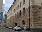 Rückansicht Justizzentrum am Wall (Altbau) mit der Straße Hurrelberg im Vordergrund, nebst Übergang zum Neubau und Treppenaufgang zur Straße am Wall